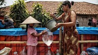 Tak sedikit wari warga yang menanti penyaluran air bersih untuk memenuhi kebuuthan hidupnya sehari-hari. Sungai juga menjadi alternatif untuk mendapatkan air bersih di musim kemarau panjang.