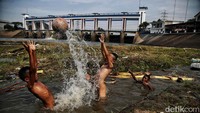 Sejumlah anak tampak bermain di Pintu 10 Sungai Cisadane yang ikut surut akibat kemarau panjang yang tak berkesudahan. Menurut warga sudah 3 bulan sungai itu terus surut seperti ini.