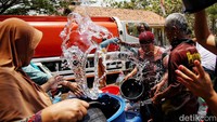 Sejumlah warga mengambil bantuan air bersih dari penampungan torent dengan kapasitas 5.500 liter di desa Ridogalih. Bantuan air bersih di kawasan Cibarusah dilakukan seminggu 1 dan 2 kali yang dilakukan secara struktur bergantian tiap desa ke desa.