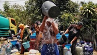 Warga sangat menanti bantuan air bersih di kawasan Desa Ridogalih, untuk pemenuhan kebutuhan hidupnya sehari-hari disana saat musim kemarau. Ada yang mengisi air bersih ke dalam ember untuk digunakan berbagai keperluan mencuci dan mandi.