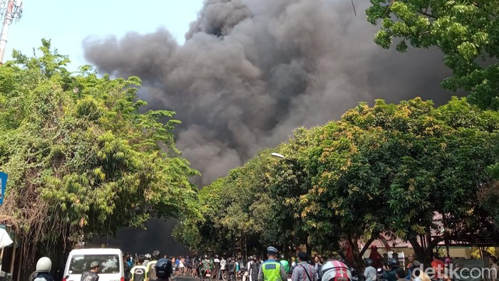 Kepulan asap hitam membumbung di lokasi kebakaran gudang rongsokan Cirebon.