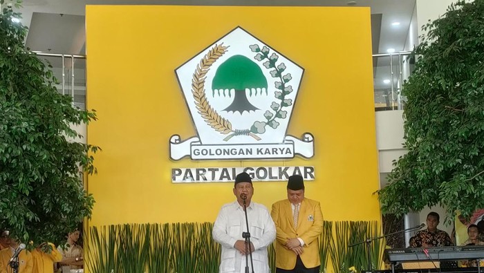 Ketum Partai Gerindra Prabowo Subianto hadiri HUT ke-59 Partai Golkar. Prabowo mengaku serasa di rumah sendiri saat hadir di tengah kader Golkar.