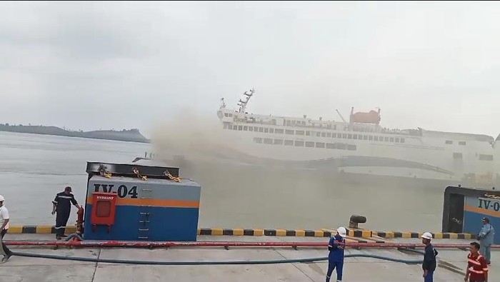 KMP Tranship I terbakar di Pelabuhan Bakauheni Lampung Selatan