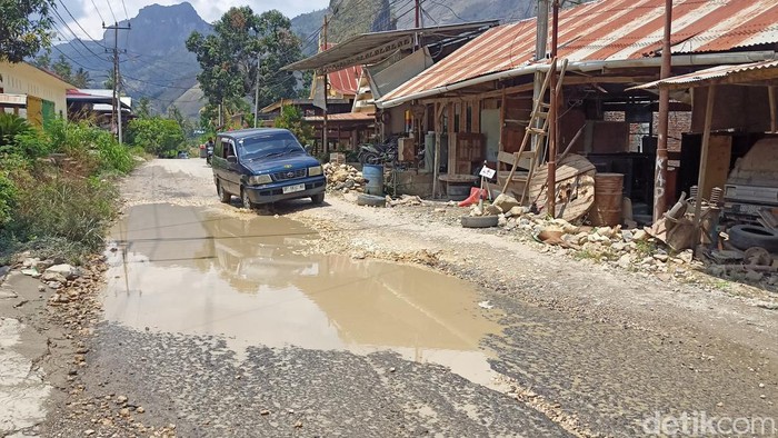 Kondisi jalan di Kecamatan Baraka, Enrekang, Sulsel.