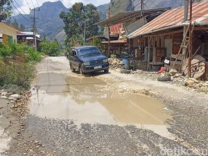 Warga Enrekang Keluhkan Jalan di Baraka 2 Tahun Rusak, Pemkab Janji Perbaiki