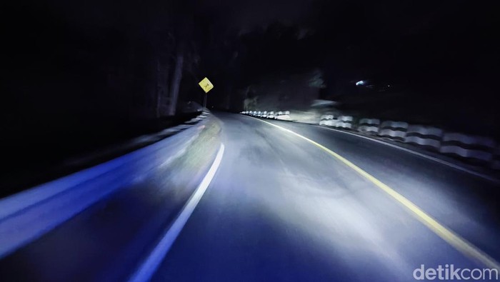 Kondisi ruas jalan Jogja-Wonosari yang gelap karena matinya lampu PJU, Jumat (20/10/2023) malam.