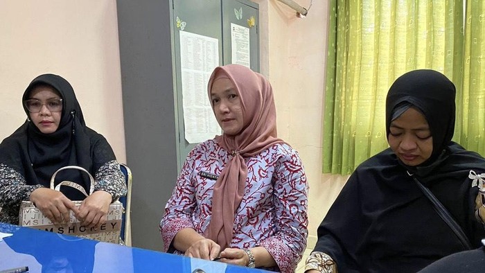 Korban bully (Ria kerudung hitam tertunduk) sedangkan pelaku bully (Julian kerudung hitam menggunakan kacamata)