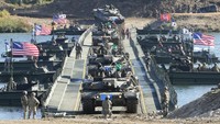 Tank K1E1 Angkatan Darat Korea Selatan melintasi jembatan terapung di Sungai Namhan di Yeoju, Korea Selatan, Jumat (20/10/2023).  