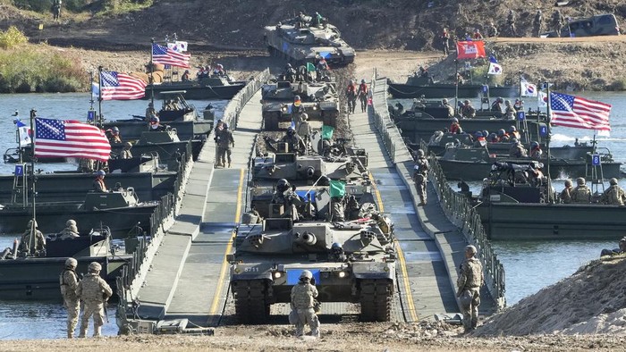 Korea Selatan-AS Pamer Kekuatan Saat Latihan Gabungan Militer Flags of South Korea and the United States flutter before a joint river-crossing drill between South Korea and the United States in Yeoju, South Korea, Friday, Oct. 20, 2023. (AP Photo/Ahn Young-joon)