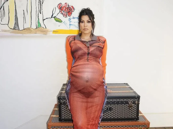 Kourtney Kardashian yang sedang hamil memperlihatkan kamar bayi.
