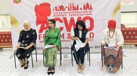 Ketum Kongres Wanita Indonesia (Kowani) Giwo Rubianto Wiyogo bersama ketua panitia ACWO Forum dan Expo Uli Silalahi memberikan keterangan pers terkait persiapan acara di Jakarta, Jumat (20/10/23).