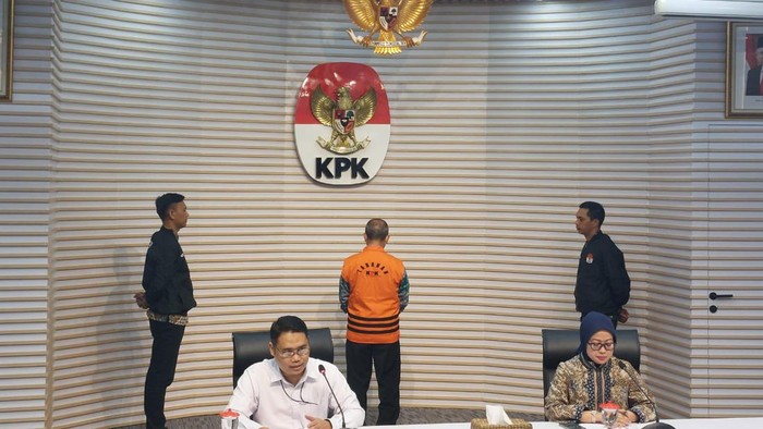KPK gelar konferensi pers (konpers) terkait penahanan tersangka kasus korupsi proyek pembangunan Stadion Mandala Krida di Yogyakarta, Jumat (20/10/2023).