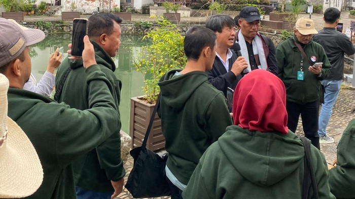 Kunjungan para kepala desa ke Desa Dongziguan