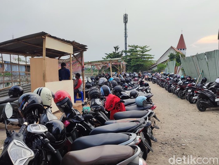 Lahan parkir di Semarang, lokasi di mana seorang pria berkaus ormas sempat mengamuk dan videonya beredar di media sosial. Dipotret Jumat (20/10/2023).