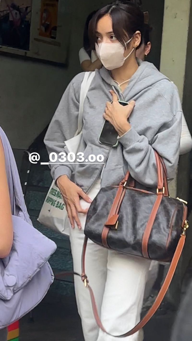 Lisa BLACKPINK jalan-jalan ke Vietnam