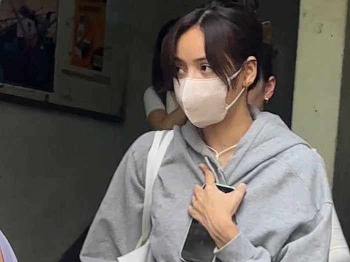 Lisa BLACKPINK jalan-jalan ke Vietnam