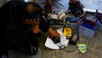 Listrik Diputus Israel, Warga Gaza Antre Charge HP Pakai Panel Surya
