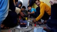 Khan Younis menyediakan arus listrik yang didukung panel surya untuk warga Palestina mengisi daya ponsel mereka.  