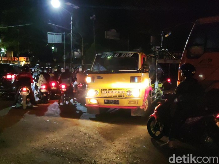 Macet, sejumlah pengendara hampir menutup akses menuju wisata HeHa, Gunungkidul, DIY, Jumat (20/10/2023) malam.