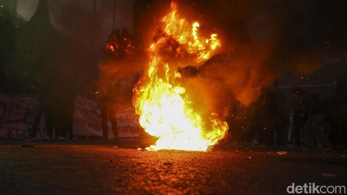 Mahasiswa Bakar di Patung Kuda Jakarta Sejumlah mahasiswa dari BEM SI masih bertahan di Patung Kuda, Jakarta, Jumat (20/10/2023). Mereka juga membakar ban.