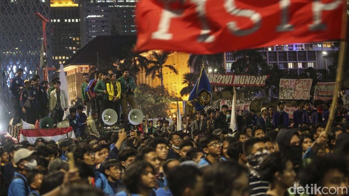 Mahasiswa Bakar di Patung Kuda Jakarta Sejumlah mahasiswa dari BEM SI masih bertahan di Patung Kuda, Jakarta, Jumat (20/10/2023). Mereka juga membakar ban.