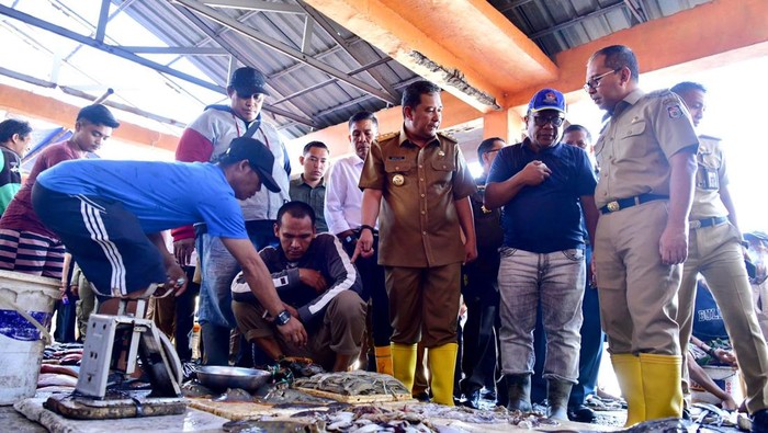 Wali Kota Makassar Moh Ramdhan Danny Pomanto dan Pj Gubernur Sulsel Bahtiar Baharuddin di TPI Paotere Makassar.