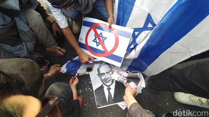 Massa aksi bakar foto PM Israel Netanyahu hingga Presiden Joe Biden di depan Kedubes AS (Tina/detikcom)