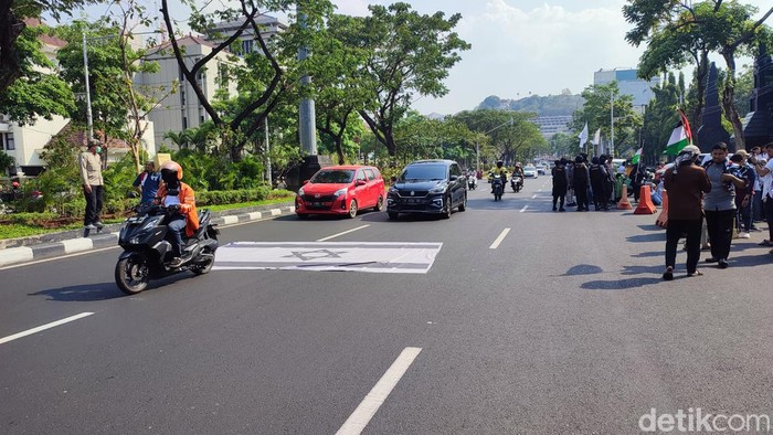 Massa aksi bela Palestina di Semarang, Jumat (20/10/2023).