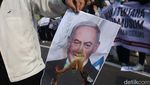 Massa Bela Palestina Bakar Bendera dan Foto PM Israel di Kedubes AS