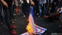 Dalam aksi itu, massa meminta pemerintah Indonesia agar segera menutup pintu atas rencana normalisasi dengan Israel dan mendukung penuh one state solution hanya untuk negara Palestina.  
