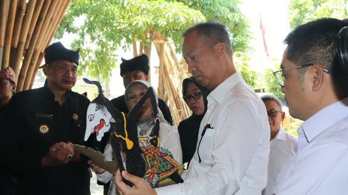 Menperin Agus memperhatikan kerajinan bambu di Banyuwangi