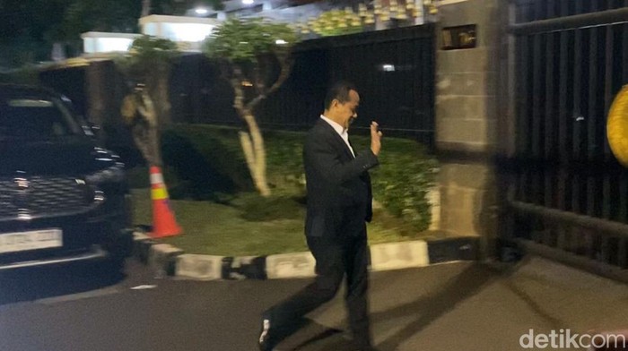 Menteri Investasi/BKPM Bahlil Lahadalia merapat ke kediaman Zulhas di Widya Chandra (Firda/detikcom).