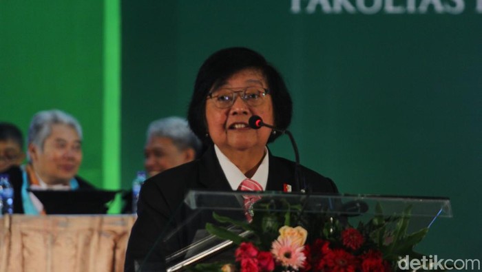 Menteri Lingkungan Hidup dan Kehutanan (LHK) Siti Nurbaya Bakar saat mengisi acara Dies Natalis Fakultas Kehutanan UGM, Sleman, DIY, Jumat (20/10/2023).