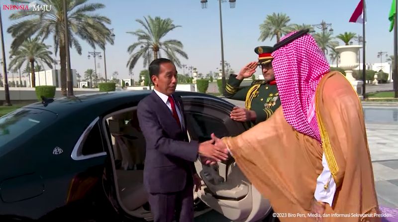 Mercedes-Maybach S 600 Guard antar Jokowi