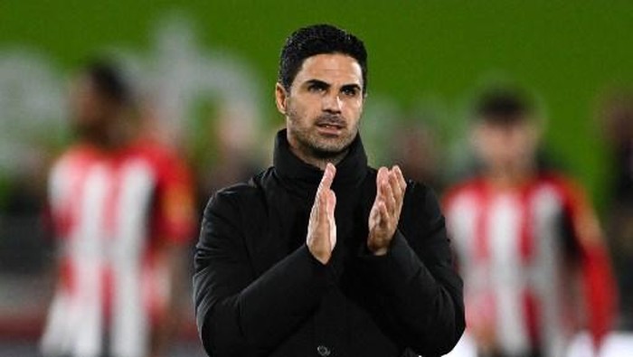 Arsenals Spanish manager Mikel Arteta applauds at the end of the English League Cup third round football match between Brentford and Arsenal at the Brentford Community Stadium in London on September 27, 2023. Arsenal wins 1 - 0 against Brentford. (Photo by JUSTIN TALLIS / AFP) / RESTRICTED TO EDITORIAL USE. No use with unauthorized audio, video, data, fixture lists, club/league logos or live services. Online in-match use limited to 120 images. An additional 40 images may be used in extra time. No video emulation. Social media in-match use limited to 120 images. An additional 40 images may be used in extra time. No use in betting publications, games or single club/league/player publications. /