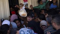 Warga Gaza kini harus berebut makanan dan air yang tersisa untuk bertahan hidup. (AP Photo/Fatima Shbair)  