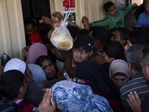 Miris, Warga Gaza Berebut Roti dan Air