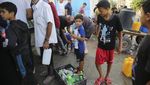 Miris, Warga Gaza Berebut Roti dan Air