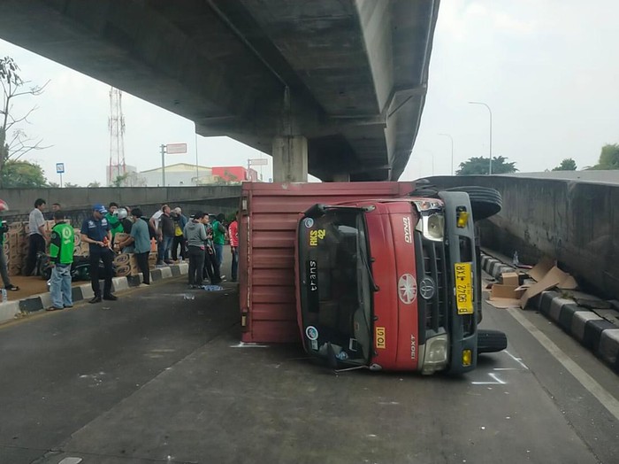 Mobil boks terbalik di Jalan Sholeh Iskandar (Sholis), Kota Bogor, Jawa Barat, Jumat (20/10/2023).