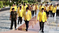 Airlangga dan rombongan tiba  pukul 07:57 WIB. Dirinya didampingi Sekretaris Jenderal Golkar yang juga Wakil Ketua DPR Lodewijk F Paulus dan sejumlah elite Golkar.