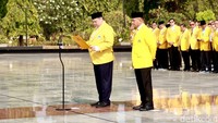 Upacara dimulai pukul 08:27 WIB dan dipimpin langsung oleh Airlangga.