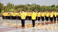 Airlangga mengajak semua rombongan untuk memberikan hormat kepada arwah pahlawan.