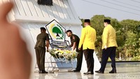 Setelah itu, Airlangga dan Lodewijk selaku pimpinan rombongan Partai Golkar melaksanakan peletakan karangan bunga.