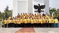 Airlangga juga melakukan pembacaan doa yang diikuti seluruh peserta rombongan.