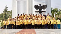 Upacara selesai, Pimpinan dan seluruh jajaran Partai Golkar melanjutkan dengan kegiatan foto bersama dan ziarah.