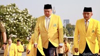 Ketua Umum DPP Partai Golkar Airlangga Hartanto tiba di Taman Makam Pahlawan Kalibata, Jakarta, Jumat (20/10/2023).