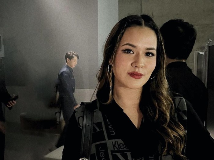 Momen Heboh Raisa Ketemu Jungkook BTS, Curi-curi Foto Candid Bareng