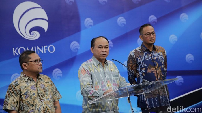 Menkominfo Budi Arie, Dirjen Aptika Semuel Abrijani Pengerapan dan Stafsus Menkominfo Sugiharto memberikan keterangan pers perihal judi online di Kantor Kementrian Kominfo, Jakarta, Jumat (20/10/2023).