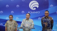 Menkominfo Budi Arie, Dirjen Aptika Semuel Abrijani Pengerapan dan Stafsus Menkominfo Sugiharto memberikan keterangan pers perihal judi online di Kantor Kementrian Kominfo, Jakarta, Jumat (20/10/2023).