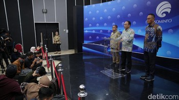 Menkominfo Budi Arie, Dirjen Aptika Semuel Abrijani Pengerapan dan Stafsus Menkominfo Sugiharto memberikan keterangan pers perihal judi online di Kantor Kementrian Kominfo, Jakarta, Jumat (20/10/2023).   
